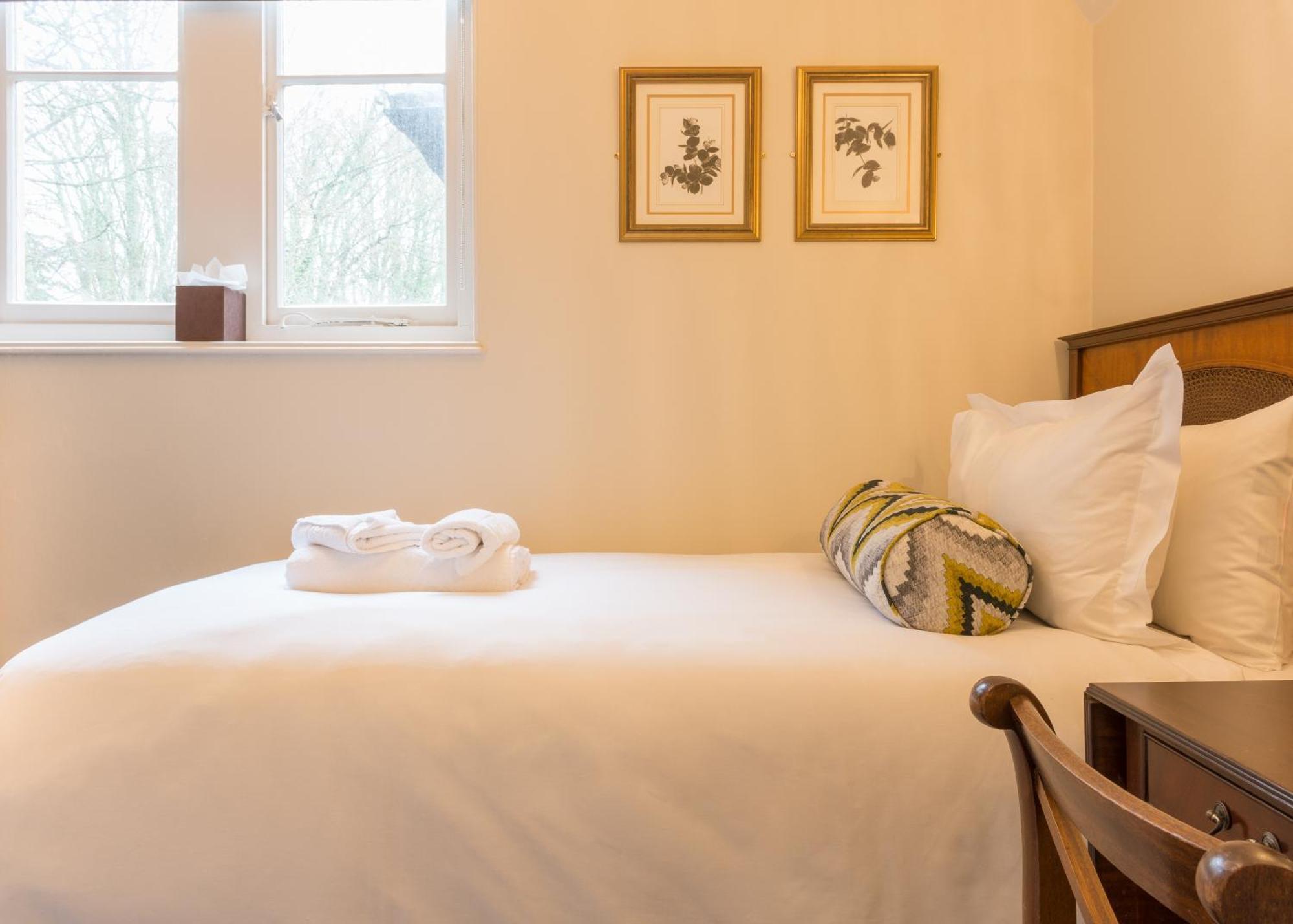 Burley Manor Hotel Стая снимка